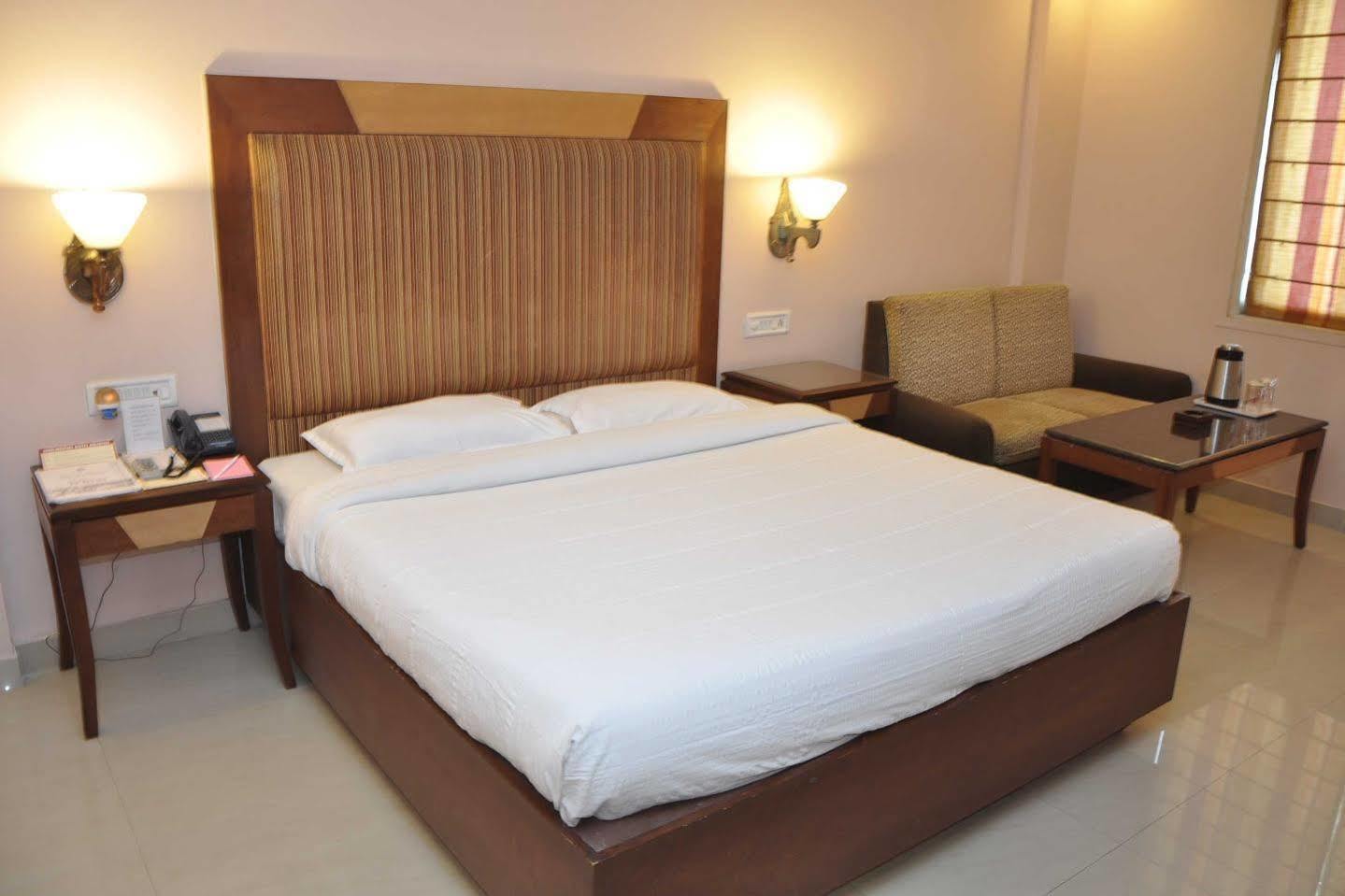 Hotel Grand International Rāipur Buitenkant foto